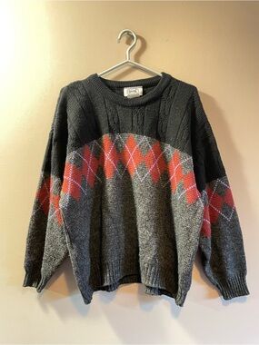 Bassin Men's Gray & Black Argyle Crewneck Sweater with Red Accents